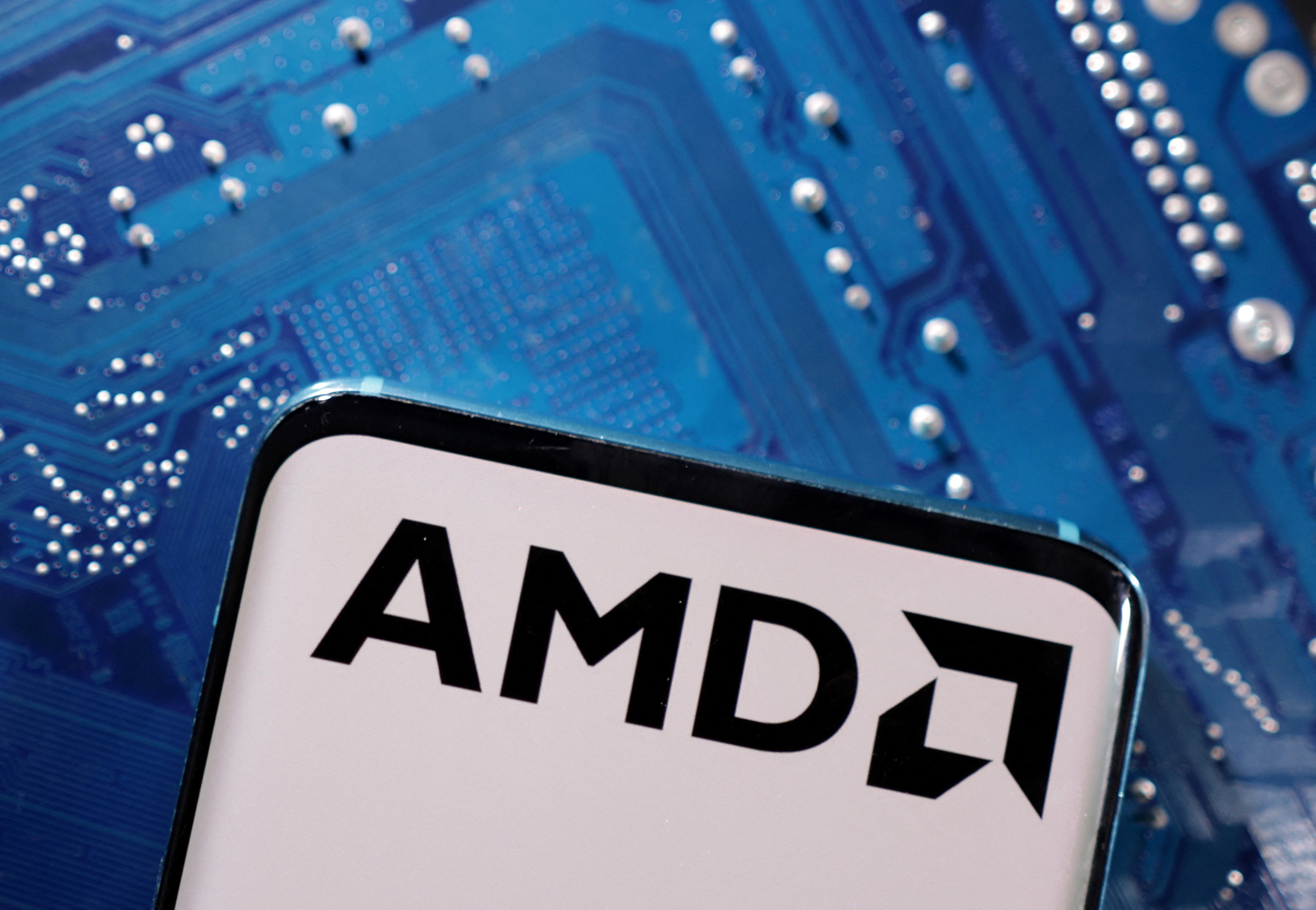 AMD stock news graphic showing AI demand growth, data center expansion and bullish $600 price target speculation