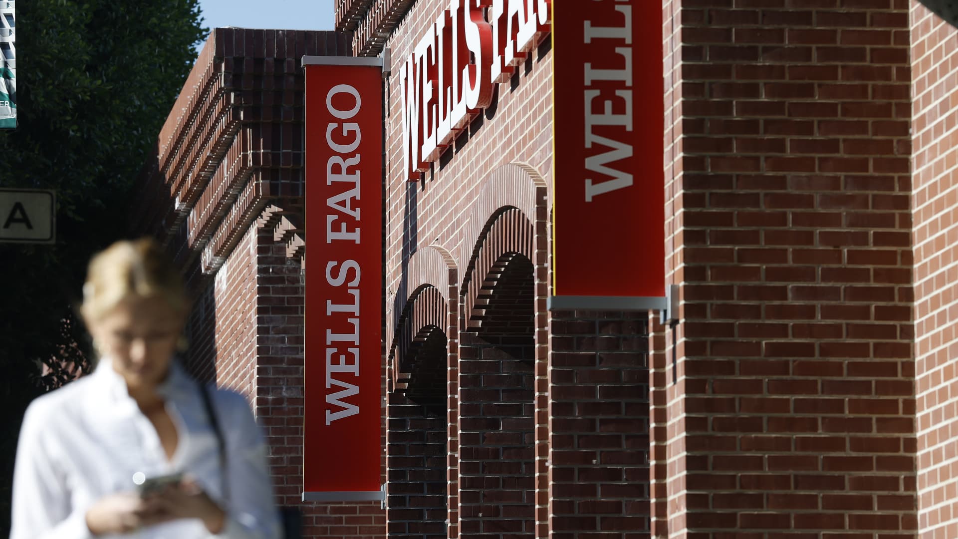 Cramer: Goldman Sachs (GS) Can Keep Rising; Wells Fargo Faces NII Questions