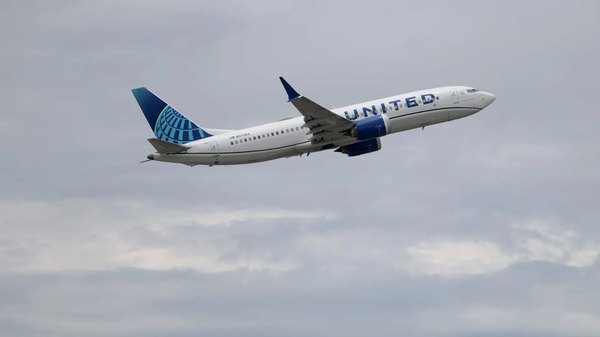 United Airlines (UAL) Q2 2026 EPS Beats; Jet Fuel Spike Could Add $6B Costs