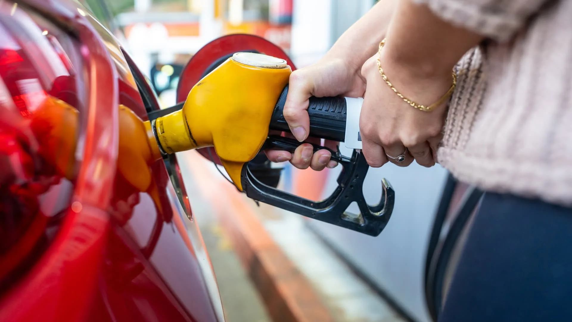 Kalshi Predicts Nearly 90% Chance U.S. Gas Tops $4/gal by End of July; WTI, Brent Edge Higher