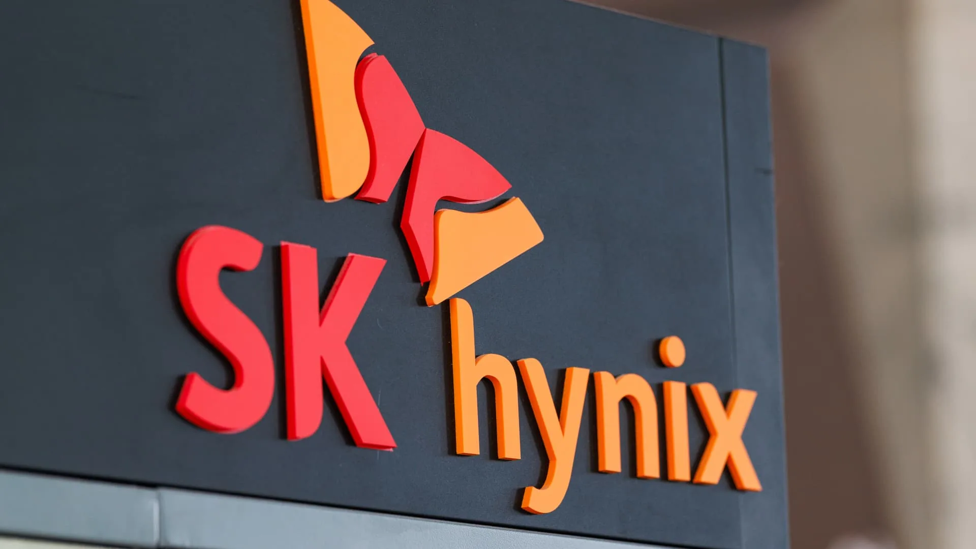SK Hynix Drops 11% as Asian Semiconductor Stocks Slide