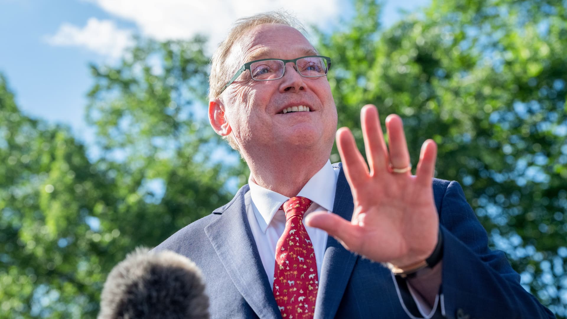 Hassett: No Excuse to Raise Rates; Warsh to Guide Fed